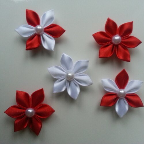 Lot de 5 fleurs  de satin aux petales pointus blanche et rouge 4cm 