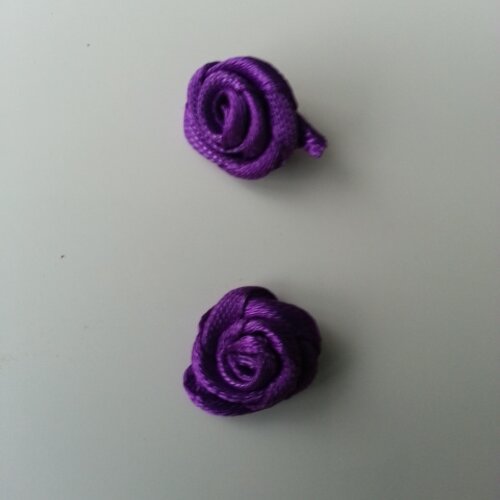 Lot de 2  mini roses en satin  violet 10 à 15mm