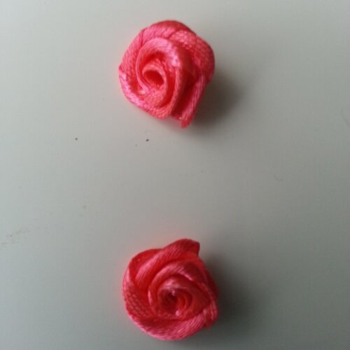Lot de 2  mini roses en satin  saumon 10 à 15mm