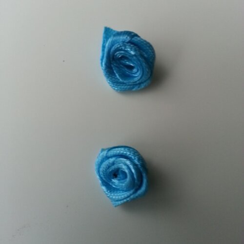 Lot de 2  mini roses en satin bleu turquoise 10 à 15mm