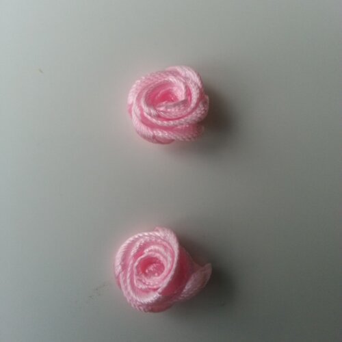 Lot de 2  mini roses en satin rose 10 à 15mm