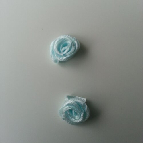 Lot de 2  mini roses en satin bleu ciel  10 à 15mm