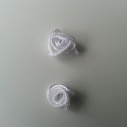Lot de 2  mini roses en satin blanc 10 à 15mm