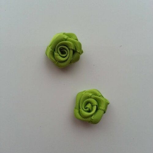 Lot de 2  mini roses en satin vert 10 à 15mm