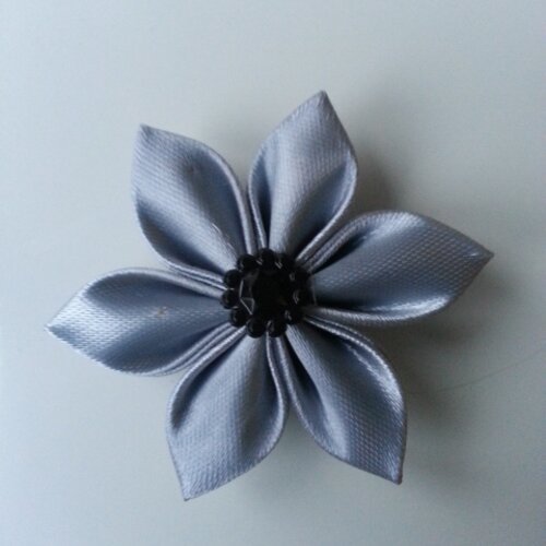 5 cm fleur de satin gris clair   petales pointus 