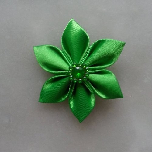 5 cm fleur de satin vert  petales pointus 