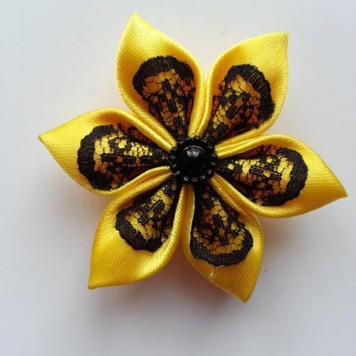 4 cm fleur de satin jaune et dentelle noire  petales pointus 