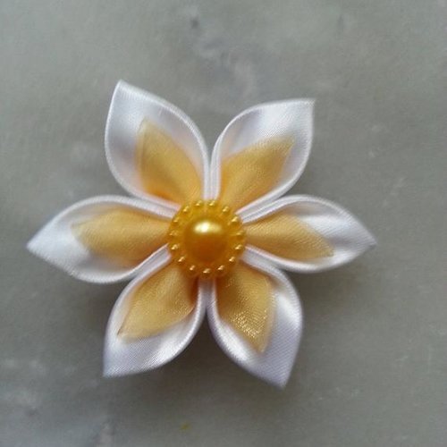 5 cm fleur de satin blanc et et organza jaune   petales pointus 