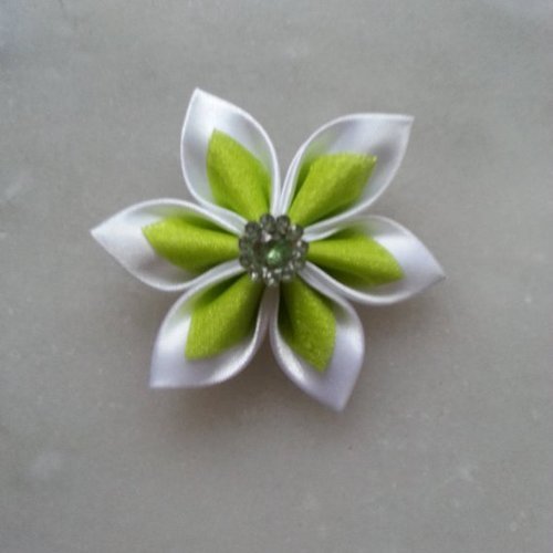 5 cm fleur de satin blanc et et organza vert   petales pointus 
