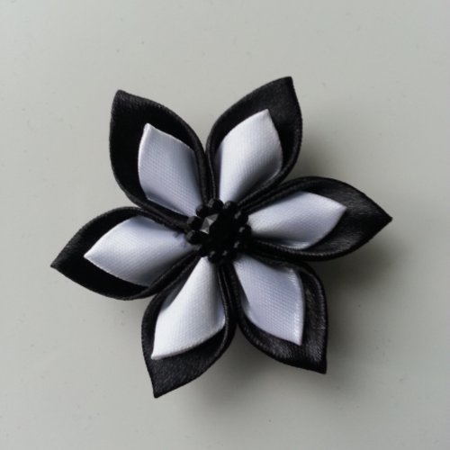5 cm fleur de satin noir et blanc petales pointus