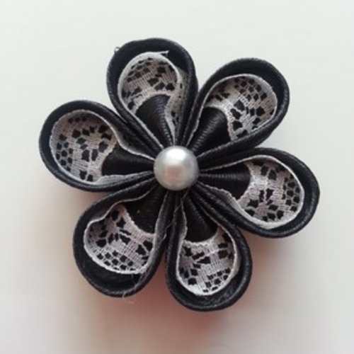 5 cm fleur de satin noire et dentelle blanche petales ronds