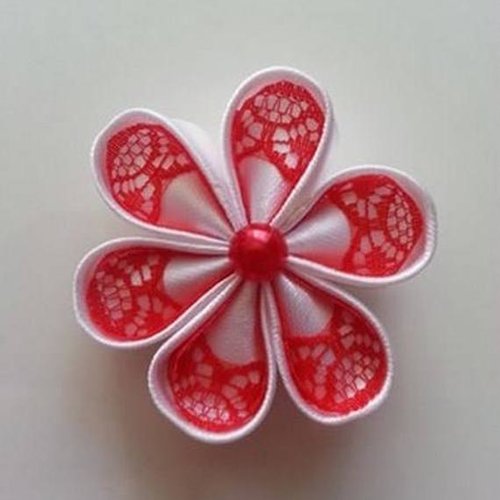5 cm fleur de satin blanc et dentelle rouge petales ronds