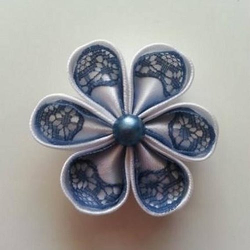 5 cm fleur de satin blanc et dentelle bleu petrole petales ronds