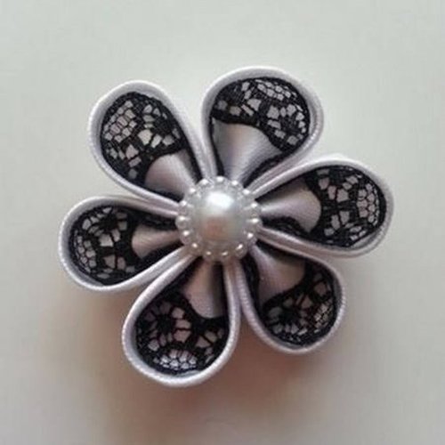 5 cm fleur de satin blanc et dentelle noire petales ronds
