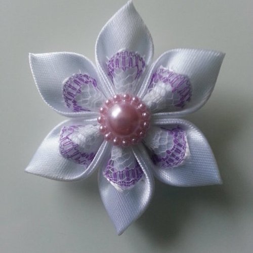5 cm fleur de satin blanc et dentelle blanche et mauve petales pointus 