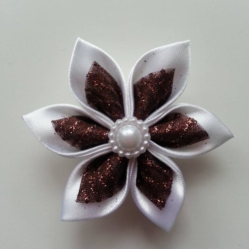 Fleur de satin blanche et marron pailleté petales pointus 5 cm - Un grand  marché