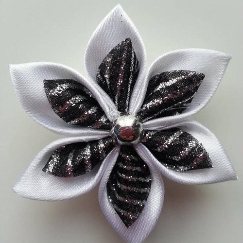 Fleur de satin blanche et noir et argent pailleté  petales pointus 5 cm