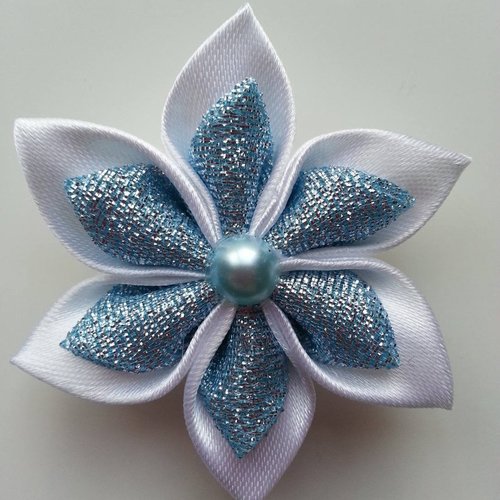 Fleur de satin blanche et tissu bleu ciel pailleté  petales pointus 5 cm