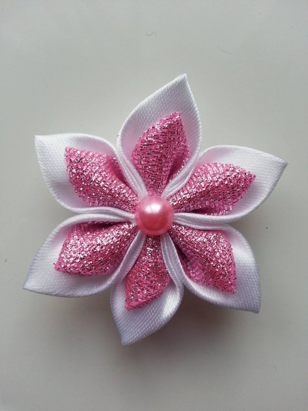 Fleur de satin blanche et tissu rose pailleté petales pointus 5 cm - Un  grand marché