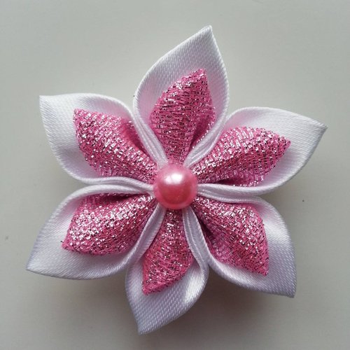 Fleur de satin blanche et tissu rose pailleté  petales pointus 5 cm