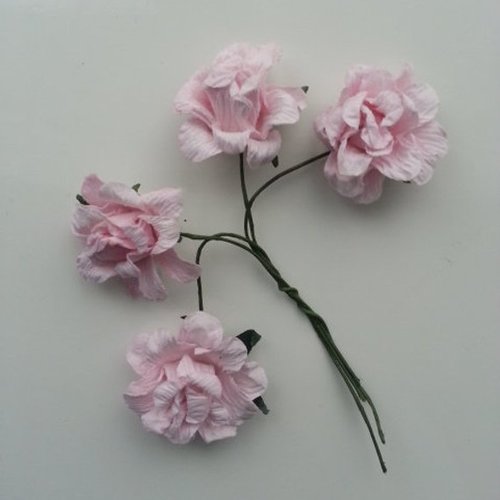 Lot de 4 roses en papier rose sur tige 20mm
