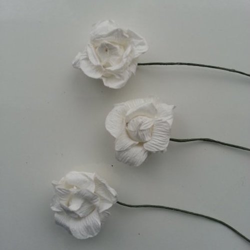Lot de 3  roses en papier blanc sur tige 30mm