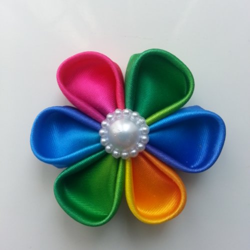 5 cm fleur de satin arc en ciel  foncé  petales ronds 