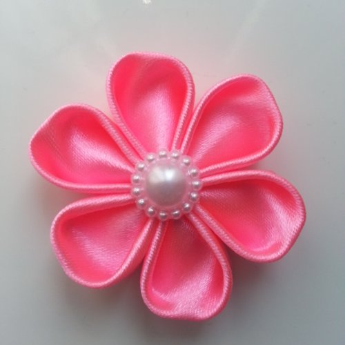 5 cm fleur de satin rose bonbon  petales ronds