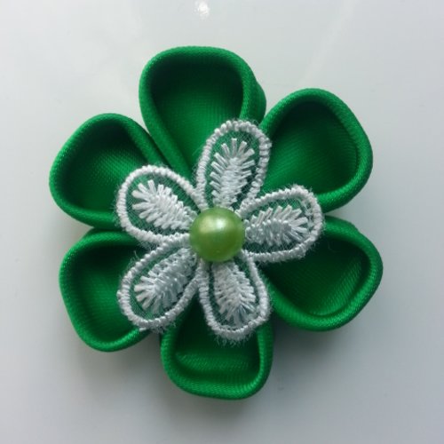 Fleur de satin verte et dentelle  5 cm  pétales ronds 