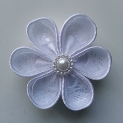 5 cm fleur de satin blanc et dentelle blanc petales ronds