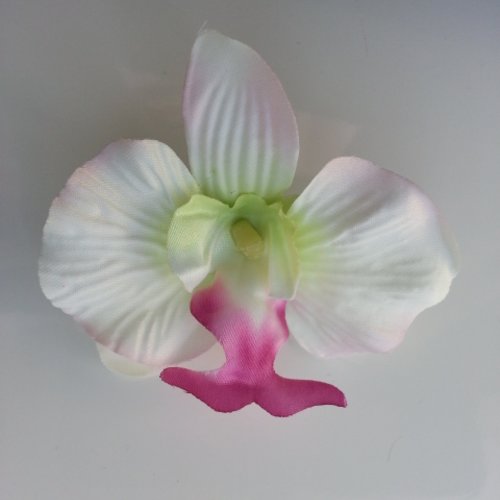 Orchidée artificielle en tissu ivoire , vert et rose fuchsia  65mm