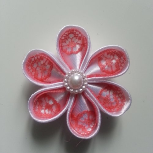 5 cm fleur de satin blanc et dentelle rose saumon petales ronds