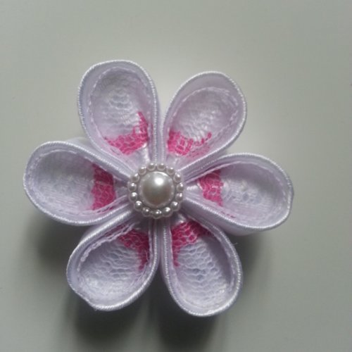 5 cm fleur de satin blanc et dentelle blanche et rose petales ronds