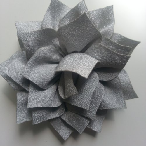 Fleur en tissu gris 70mm