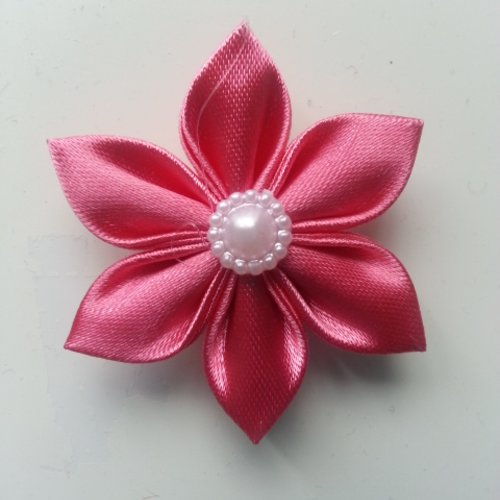 Une tres jolie fleur de satin aux petales pointus rose framboise  4cm 