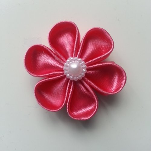 Une tres jolie fleur de satin aux petales ronds rose framboise  4cm 