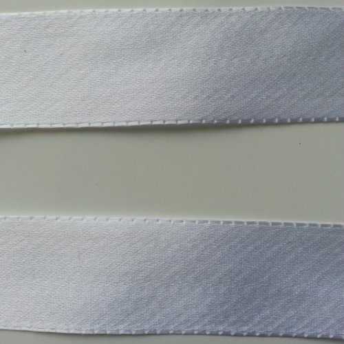 Un mètre de ruban polyester blanc satiné et  irisé  25mm
