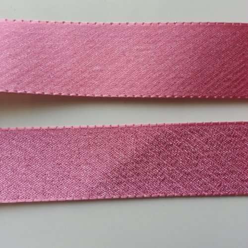 Un mètre de ruban polyester rose satiné et  irisé  25mm