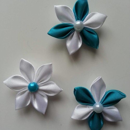 Lot de 3 fleurs de satin blanc et bleu turquoise 4 cm pétales pointus 