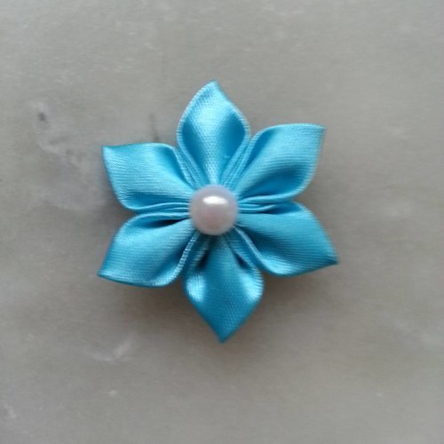 4 cm fleur de satin bleu turquoise pétales pointus 