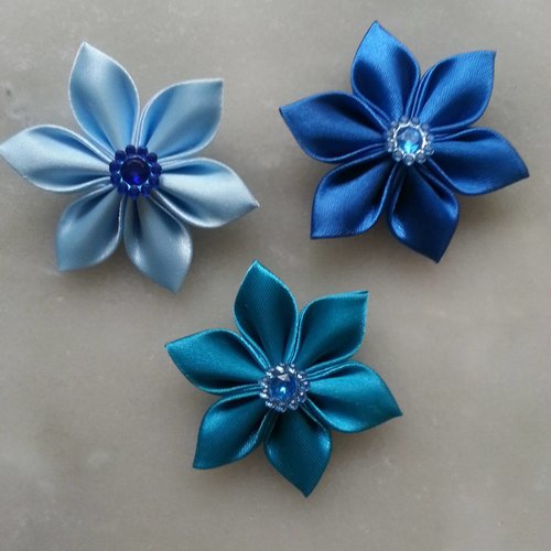 5 cm lot de 3 fleurs de satin dans les tons bleu petales pointus 