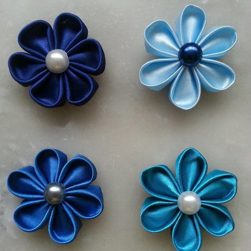 4 fleurs de satin dans les tons bleu 5cm 