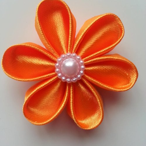 5 cm fleur de satin orange   petales ronds 