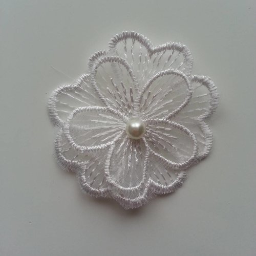 Fleur en dentelle  double avec perle blanc ivoire 50 mm 
