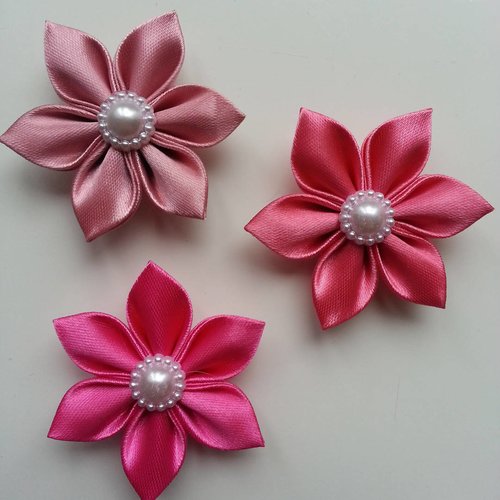 3 fleurs de satin dans les tons rose 5cm 