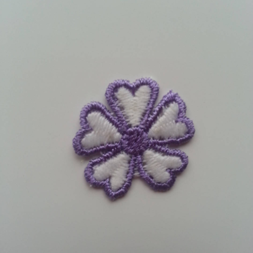 Fleur en dentelle blanche et violet  30mm 