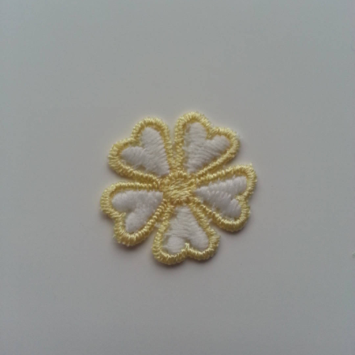 Fleur en dentelle blanche et jaune  30mm 