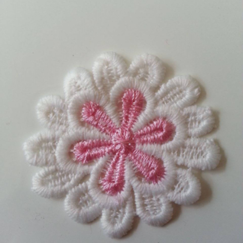 Fleur en dentelle   blanc et rose 50mm