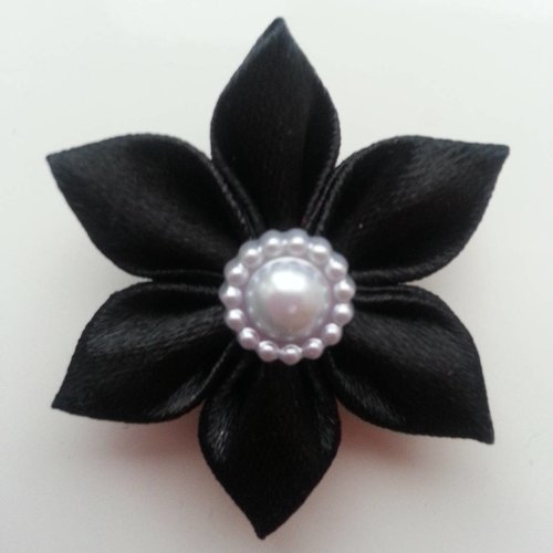 Une tres jolie fleur de satin aux petales pointus noire  4cm 