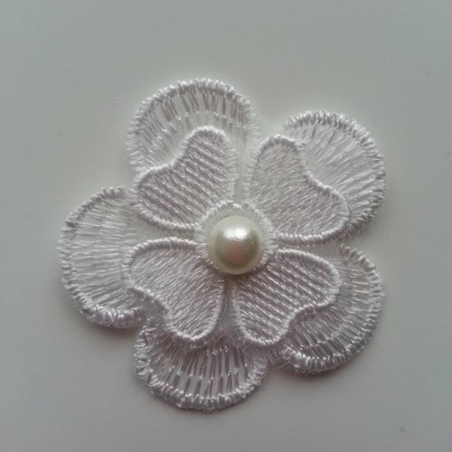Fleur en dentelle  double avec perle blanc ivoire 45 mm 